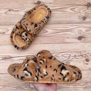 Crocs Classic Cozzy Leopard Print Sandal